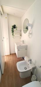 カザル・ボルセッティにあるRomea Family Campingの白いバスルーム(洗面台、トイレ付)