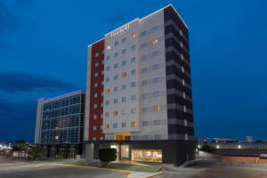 聖路易斯波托西的住宿－Fairfield by Marriott Inn & Suites San Luis Potosi，夜间酒店建筑的图片