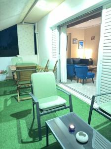 - un salon avec des chaises et une table dans l'établissement Cute one bedroom apartment in Pireas, au Pirée