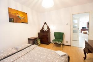 - une chambre avec un lit, un bureau et une chaise dans l'établissement Happy Apartments Old Town, à Wrocław