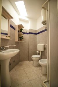 ウジェントにあるLa Ginestra Residenceのバスルーム(洗面台、トイレ付)