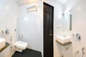 uma casa de banho com um WC e um lavatório em FabExpress Emirates Suits em Mumbai