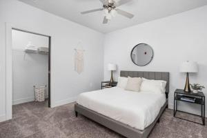 Ένα ή περισσότερα κρεβάτια σε δωμάτιο στο Cozysuites Stylish 4BR in the heart of Nora