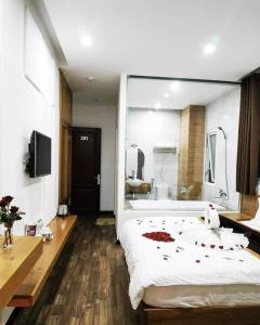 una camera con un grande letto bianco e un bagno di Phương Anh Valley Hotel a Da Lat