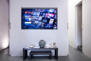 Μια τηλεόραση ή/και κέντρο ψυχαγωγίας στο Ampersand - Bright 2-Bedroom Apartment