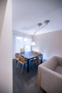 Ampersand - Bright 2-Bedroom Apartment في برشلونة: غرفة طعام مع طاولة وكراسي وأريكة