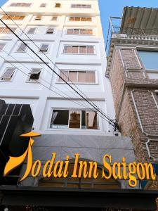 ein Schild für einen jordanischen Gasthof vor einem Gebäude in der Unterkunft Aodai Inn Saigon in Ho-Chi-Minh-Stadt