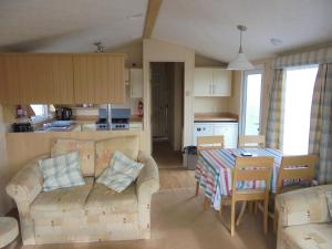 Una cocina o cocineta en Sealands Salisbury SL 6 Berth Central heated FREE WiFi