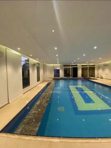 una piscina en un edificio con un techo grande en Aram luxurious five bedroom villa with pools & fountains, en Sohar