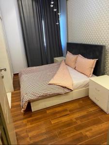 1 dormitorio con 1 cama con cabecero negro en Aram luxurious five bedroom villa with pools & fountains, en Sohar