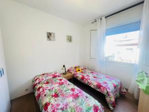 - 2 lits dans une chambre avec fenêtre dans l'établissement Appartamento Stella, à Bibione
