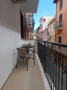 un balcón con 2 sillas y una mesa. en Real, en Marina di Camerota