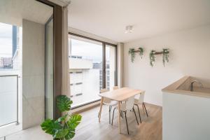 Una cocina y un comedor con mesa y sillas. en Opera Square Apartments in Antwerp Centre, en Amberes 79 fotos más
