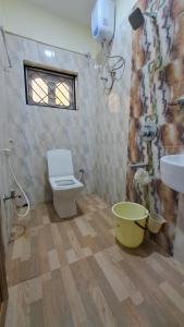 ein Badezimmer mit Toilette und Waschbecken in der Unterkunft Laxmi Niwas, Salt Lake, Kolkata, 10mins from Sector 5 in Kalkutta + 25 Fotos