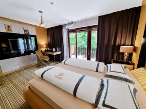 ein Hotelzimmer mit 2 Betten und einem Schreibtisch in der Unterkunft Hotel Rössle in Dobel