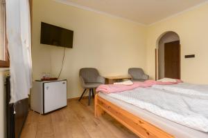 Postel nebo postele na pokoji v ubytování Janika Pension
