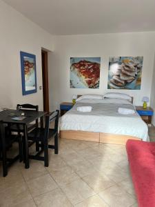 um quarto com uma cama, uma mesa e uma sala de jantar em Amerigo Casa Vacanza em Cefalù