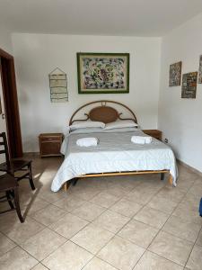 um quarto com uma cama grande com duas toalhas em Amerigo Casa Vacanza em Cefalù