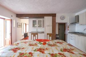 uma cozinha com uma cama grande num quarto em Casa Olivi Calmasino em Calmasino