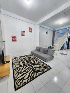 sala de estar con sofá y alfombra de cebra en Homestay Rumah Opung Murah Tengah Kota Yogya, en Timuran