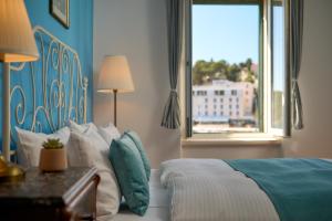 a bedroom with a large bed with a window at Sun Spalato Fara in Hvar