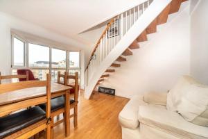 伦敦Sunny Maisonette with views over Canary Wharf, London的相册照片