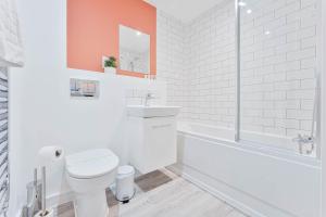 een witte badkamer met een toilet en een wastafel bij Smart 1 Bed Apartment Nightingale Quarter Derby in Derby