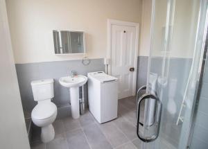 Vannituba majutusasutuses Beach Haven Apartment By Air Premier +14 fotot