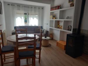 a living room with a table and a couch at Apartamento Plano Royo 2º in Villahermosa del Río
