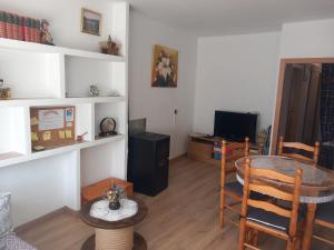A television and/or entertainment centre at Apartamento Plano Royo 2º