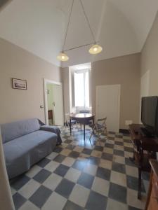 una sala de estar con un sofá y una mesa en Casa Ginevra, en Monopoli