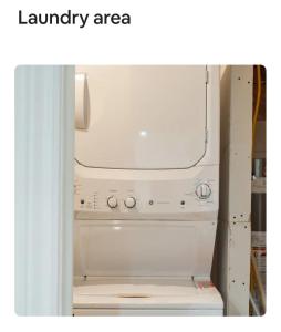 una lavadora y secadora blancas en una habitación en Gorgeous House, en Welland