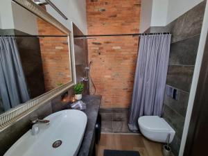 Bathroom sa Modern Apartment near Zalgirio arena