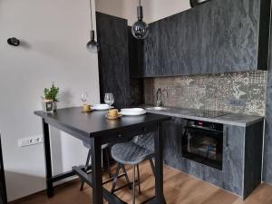 Kitchen o kitchenette sa Modern Apartment near Zalgirio arena