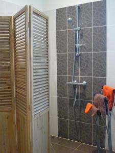 a bathroom with a shower with an orange stool at Gîte à la campagne proche d'Angers et de la Loire in Saint-Martin-du-Fouilloux