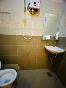 La salle de bains est pourvue d'un lavabo, de toilettes et d'un miroir. dans l'établissement Tokyo Homestay, à Hô-Chi-Minh-Ville