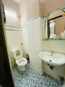 La salle de bains est pourvue de toilettes et d'un lavabo. dans l'établissement Tokyo Homestay, à Hô-Chi-Minh-Ville