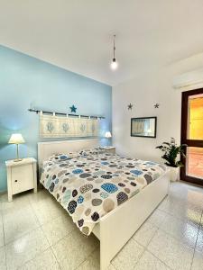 1 dormitorio con cama y pared azul en Sea View Apartment, en Cardedu