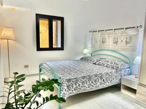 1 dormitorio con cama y ventana en Sea View Apartment, en Cardedu