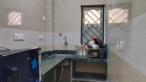 Laxmi Niwas, Salt Lake, Kolkata, 10mins from Sector 5的厨房或小厨房