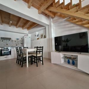 Кухня или мини-кухня в Ivoni Family House

