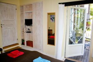 Habitación con cama, ventana y puerta en B&B Eco-Village 12 min from city en Estocolmo