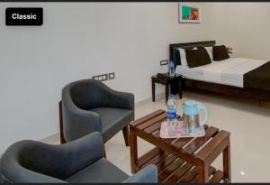 Ένα ή περισσότερα κρεβάτια σε δωμάτιο στο Hotel Giriraj Palace