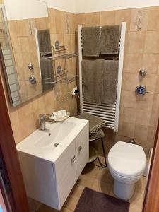 bagno con lavandino bianco e servizi igienici di Appartamento 44 a Novara