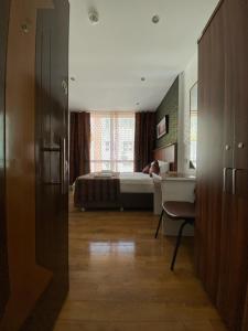 - une chambre avec un lit et un bureau dans l'établissement GARDEN HILL HOTEL, à Istanbul