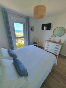 1 dormitorio con 1 cama, vestidor y ventana en Apartamento Sunrise Beach, en Fuengirola