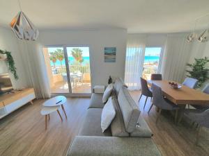 a living room with a couch and a table at Apartamento Sunrise Beach in Fuengirola