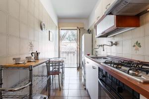 A Look of Taormina Apartments - a Few Steps from the Center في تاورمينا: مطبخ مع مغسلة وموقد فرن علوي