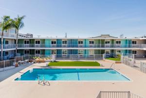 a swimming pool in front of a building at Blueground Oakland ac near Jack London Sq SFO-1706 in Oakland