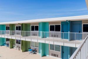 - une vue aérienne sur un immeuble d'appartements avec balcon dans l'établissement Blueground Oakland ac near Jack London Sq SFO-1706, à Oakland